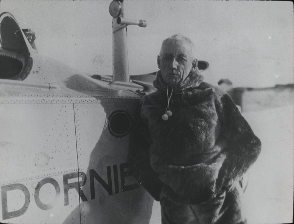 Roald Amundsen poserer foran en av flybåtene. Foto. Anders Beer Wilse. NPI Roald Amundsen poserer foran en av flybatene. Foto. Anders Beer Wilse. NPI